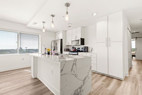 Fridge, microwave, oven, stovetop - The Rim/Six Flags - King Bed, Skyline View, Family (San Antonio)