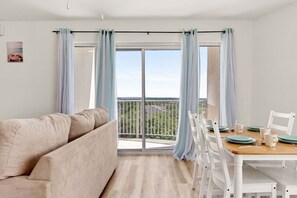 Interior - The Rim/Six Flags - King Bed, Skyline View, Family (San Antonio)