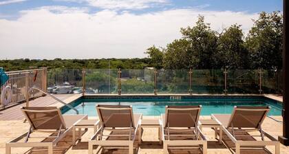 The Rim/Six Flags - King Bed, Skyline View, Family