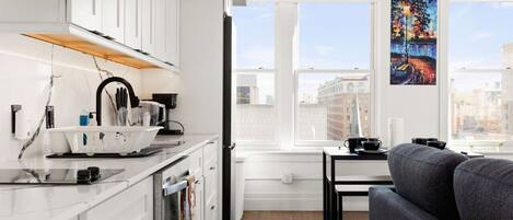 Réfrigérateur, four à micro-ondes, un four, surface de cuisson