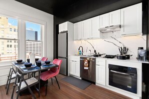 Réfrigérateur, micro-ondes, four, plaque de cuisson