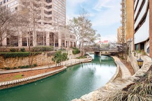 Property grounds - Vintage Haven:CityView+Riverwalk+Arcade+2 King (San Antonio)