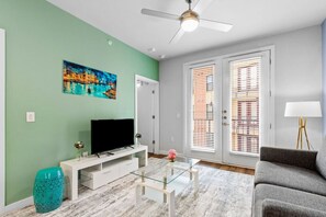 TV - Natural Harmony - Pool  View (San Antonio)