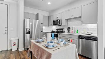 Réfrigérateur, micro-ondes, four, plaque de cuisson