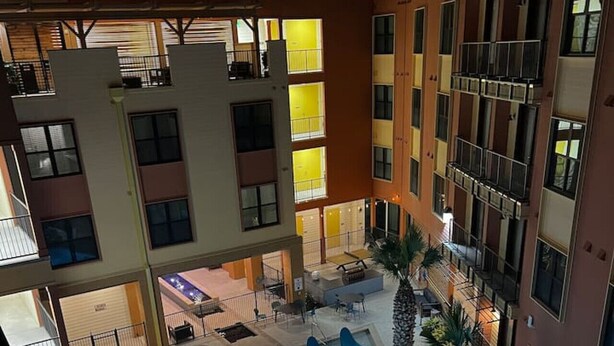 Pool - Vibrant Oasis-Tower/Pool View, King Bed+ Free Park (San Antonio)
