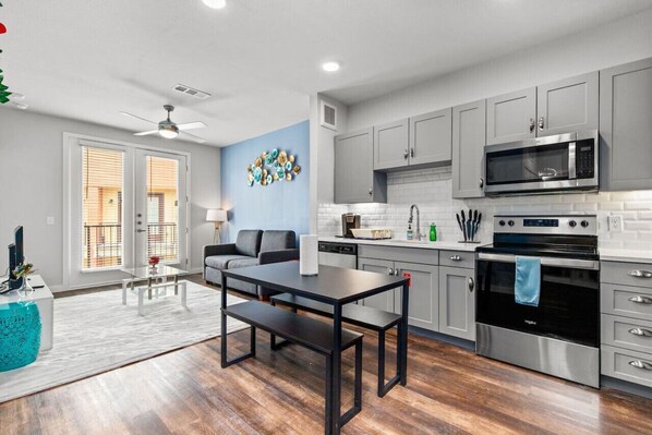 Kühlschrank, Mikrowelle, Ofen, Herdplatte