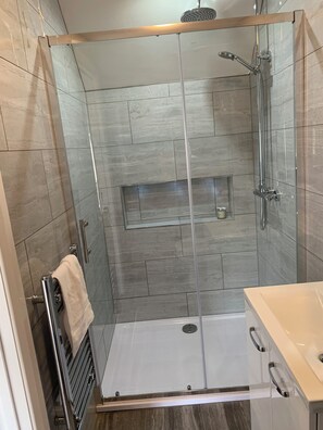 Dusche, Haartrockner, Handtücher, Seife