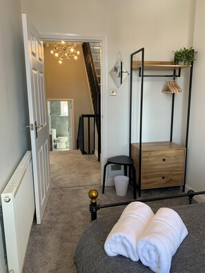 3 chambres, fer et planche à repasser, Wi-Fi, draps fournis