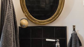 Douche, sèche-cheveux, serviettes fournies, savon
