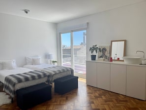 3 bedrooms, iron/ironing board, internet, bed sheets