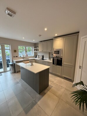 Fridge, microwave, oven, stovetop - Contemporary home in Ashford, 10 mins walk to shops, pubs and restaurants    (Ashford, Co.)