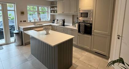 Contemporary home in Ashford, 10 mins walk to shops, pubs and restaurants