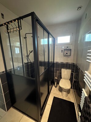 Suihku, hiustenkuivaaja, pyyhkeet, saippua