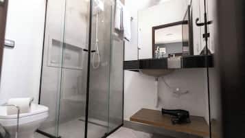 Dusche, kostenlose Toilettenartikel, Haartrockner, Seife