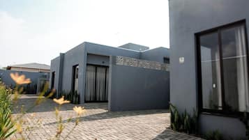 Fachada de la propiedad
