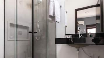 Douche, articles de toilette gratuits, sèche-cheveux, savon