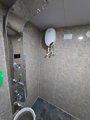 Habitació de luxe, vistes a la muntanya | Bany | Tovalloles, sabó, xampú i paper higiènic