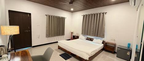 Premium bedding, down duvets, minibar, desk