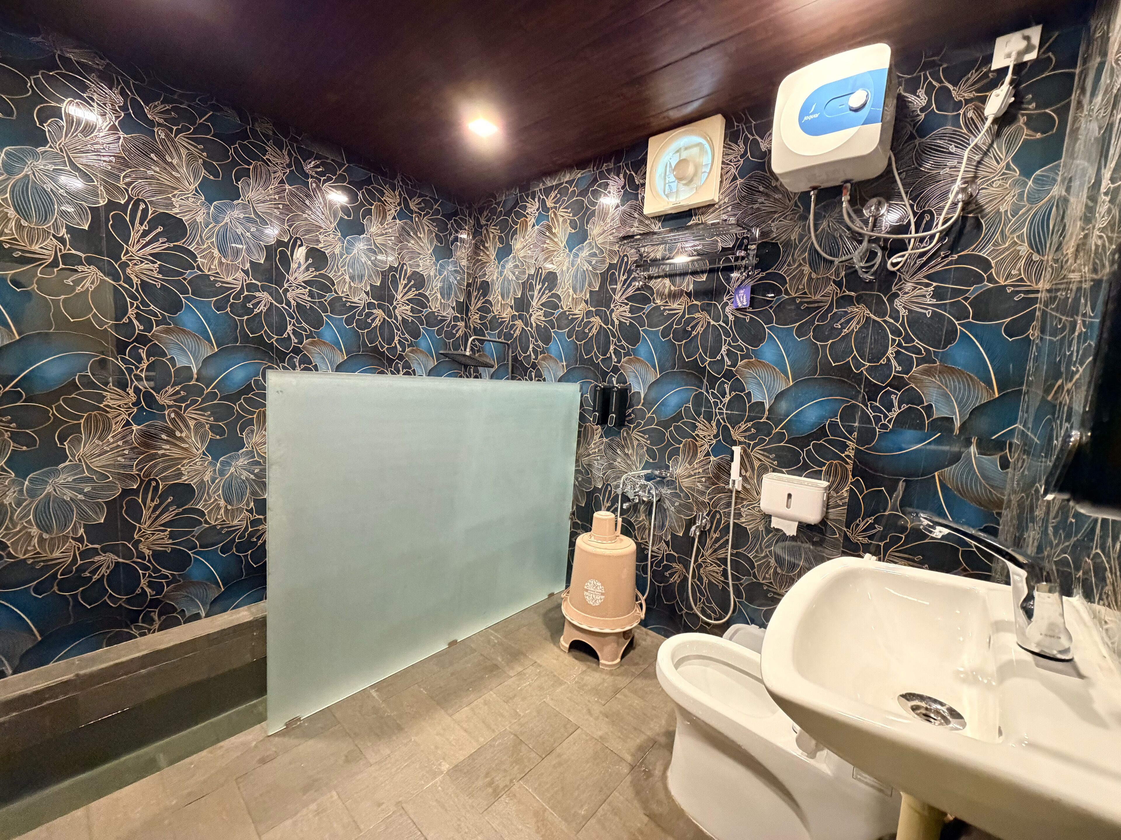 Luxury Room, 1 King Bed, Non Smoking, Resort View | Bathroom | Free toiletries, towels, soap, shampoo