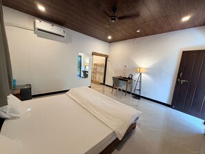 Luxury Room, 1 King Bed, Non Smoking, Resort View