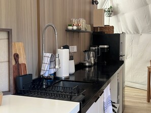 Refrigerador, microondas, cafetera/tetera, tetera/pava eléctrica