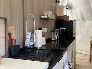 Refrigerador, microondas, cafetera/tetera, tetera/pava eléctrica