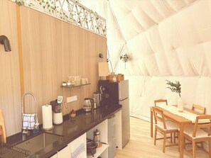 Refrigerador, microondas, cafetera/tetera, tetera/pava eléctrica