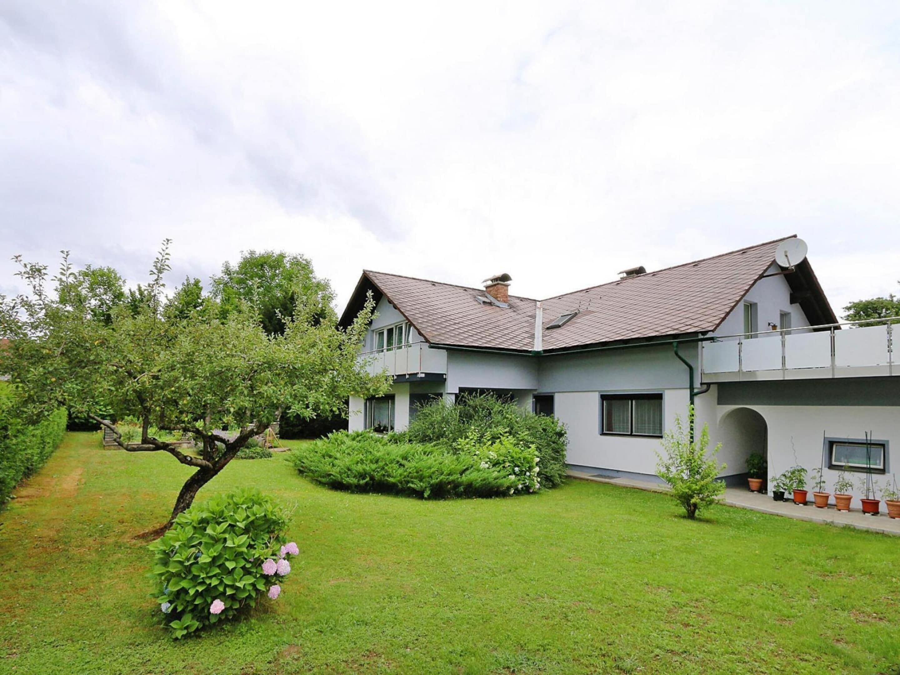 Căn hộ tiện nghi đơn giản, 2 phòng ngủ | Vườn