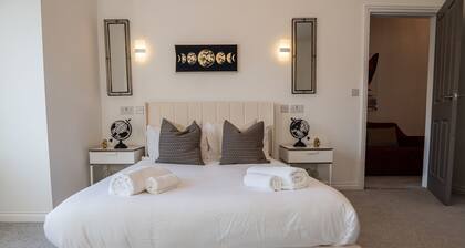 House - Sleeps 7 - Parking - Garden - Near Stn