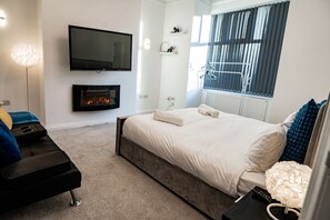 House | 4 bedrooms, iron/ironing board, free WiFi, bed sheets - House - Sleeps 7 - Parking - Garden - Near Stn (Manchester)