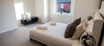 Manchester - 4 Beds - Sleeps 7 - Street Parking