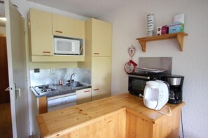 Kühlschrank, Mikrowelle, Wasserkocher mit Kaffee-/Teezubehör