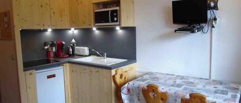 Fridge, microwave, dishwasher, coffee/tea maker