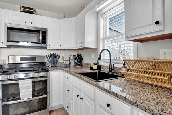 Kylskåp, mikrovågsugn, ugn och spishäll