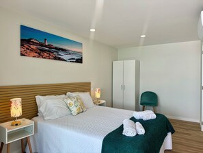 2 habitaciones, escritorio y tabla de planchar con plancha 