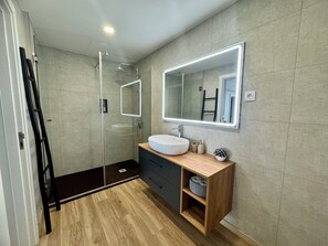 Dusche, Haartrockner, Bidet, Handtücher