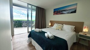 2 soverom, skrivebord, strykejern/-brett og reiseseng for barn