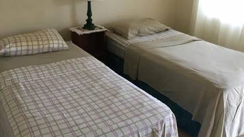 Kamer, 1 twee- of 2 eenpersoonsbedden, balkon, gedeeltelijk uitzicht op zee | Verduisterende gordijnen, een strijkplank/strijkijzer, gratis wifi