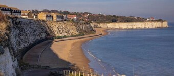 Apt 2, 15 Eastern Esplanade