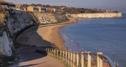 Apt 2, 15 Eastern Esplanade