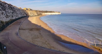 Apt 2, 15 Eastern Esplanade