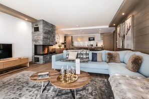 Fireplace - Wifi, resort center, 1st floor, sauna, hammam, balcony, fireplace or stove, parking, tv, 114m² (Les Gets)