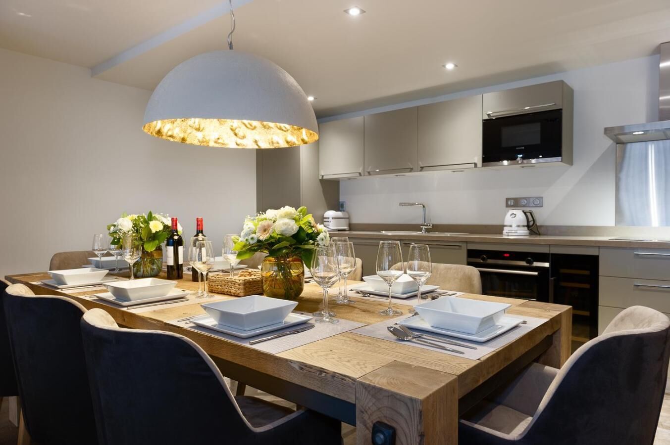 Jääkaappi, uuni, astianpesukone, kahvin-/teenkeitin