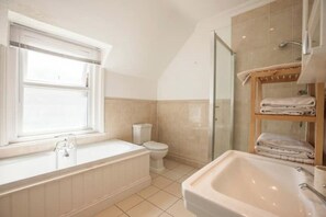 Hair dryer, towels, soap, shampoo - Stone Bay View (Broadstairs)