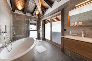 Shower, hair dryer - Wifi, resort center, 4th floor, terrace, balcony, fireplace or stove, parking, tv, 230m², Les Gets (Les Gets)