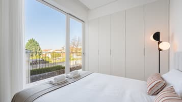 2 bedrooms, desk, iron/ironing board, internet