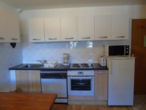 Kühlschrank, Mikrowelle, Ofen, Geschirrspüler