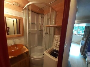 Bathroom - 20m from shops, 3rd floor, view mountain, balcony, tv, ski locker, 20m², Valfréjus (Valfréjus)