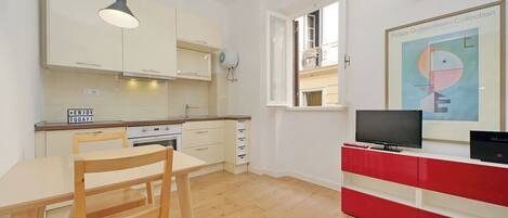 Kjøleskap, ovn, kokeplater og kaffetrakter/tekoker