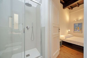 Dusche, Haartrockner, Bidet